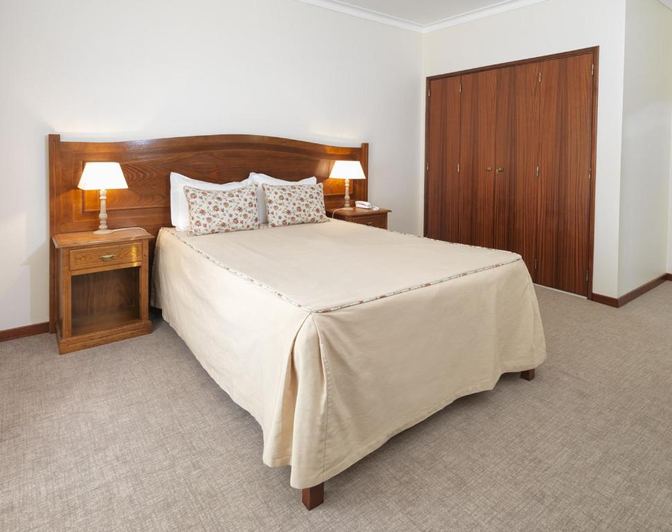 Двухместный (Двухместный номер с 1 кроватью или 2 отдельными кроватями и дополнительной кроватью) отеля Hotel Santa Maria, Алкобаса