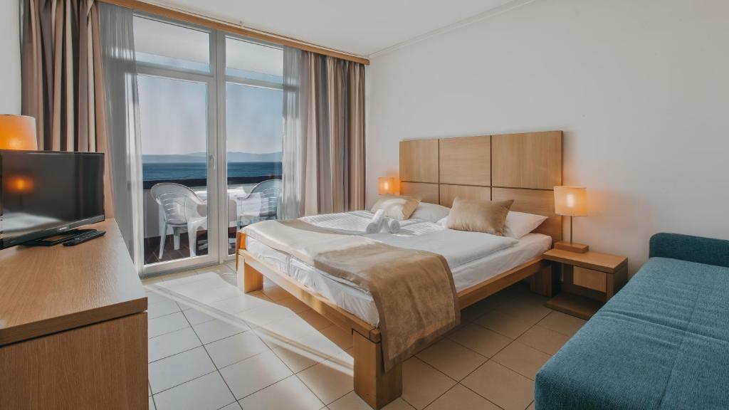 Двухместный (Двухместный номер «Комфорт» с 1 кроватью и балконом с видом на море) отеля Hotel Beli Kamik, Нивице (Западная Хорватия)