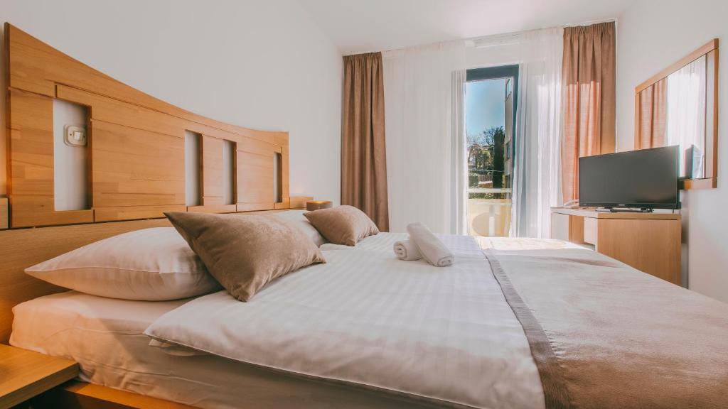 Двухместный (Двухместный номер с 1 кроватью и балконом со стороны парка) отеля Hotel Jadran, Нивице (Западная Хорватия)