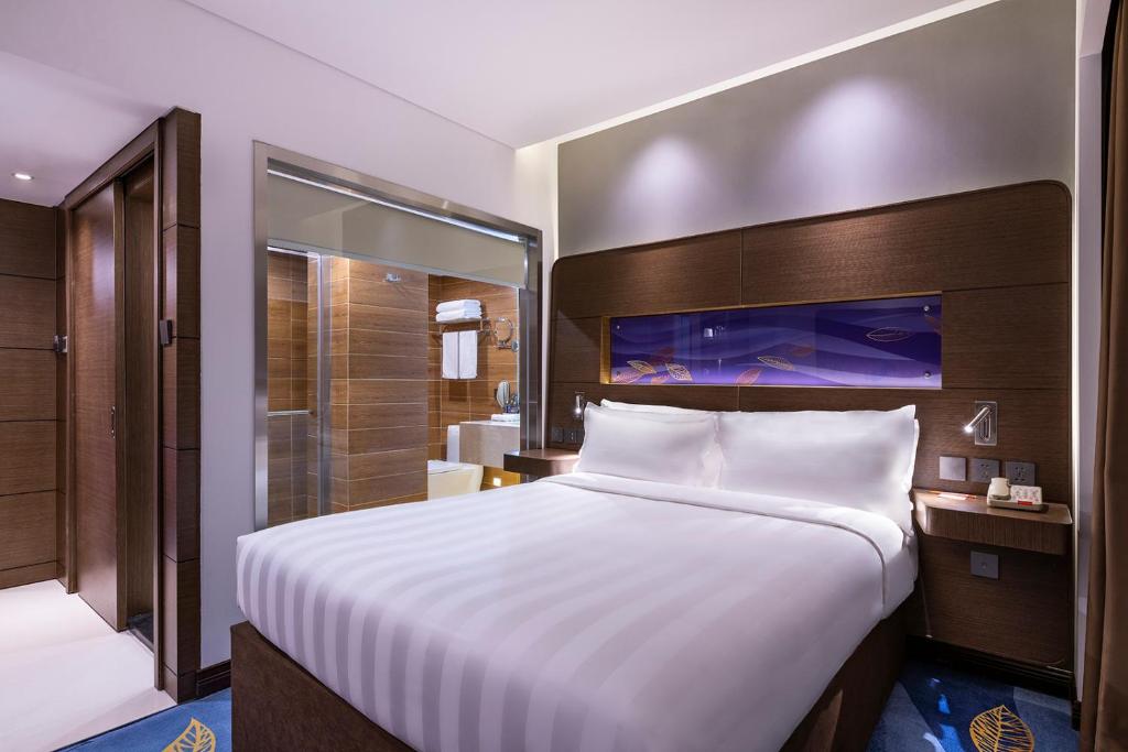 Двухместный (Улучшенный номер с кроватью размера «king-size»), Novotel Beijing Peace