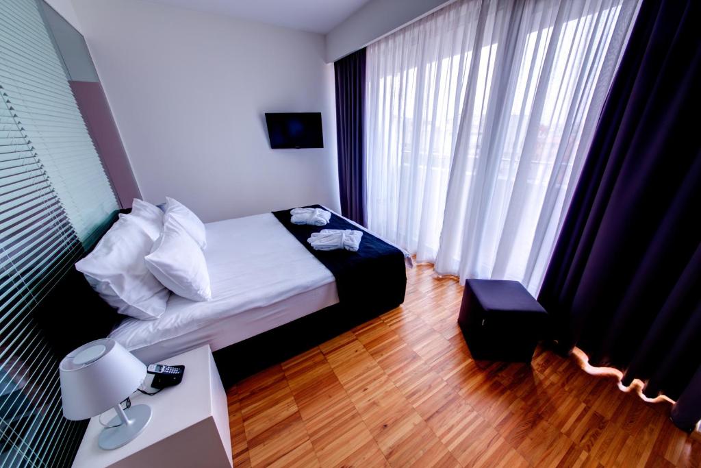 Двухместный (Улучшенный двухместный номер с 1 кроватью) отеля Sarroglia Hotel, Бухарест