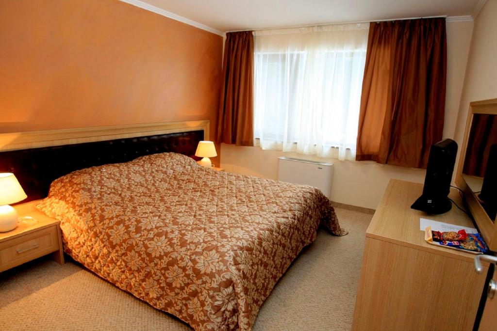 Двухместный (Двухместный номер с 1 кроватью или 2 отдельными кроватями и балконом) отеля Olymp Hotel, Тетевен