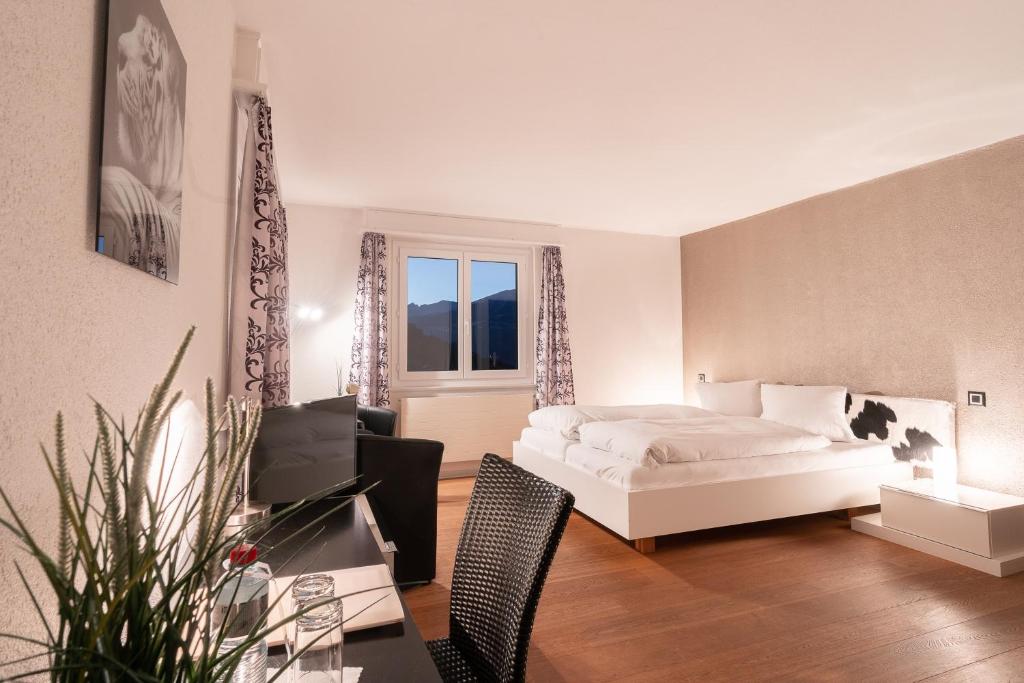 Двухместный (Comfort/Modern Double Room) отеля Hotel Alpenhof, Бриенц