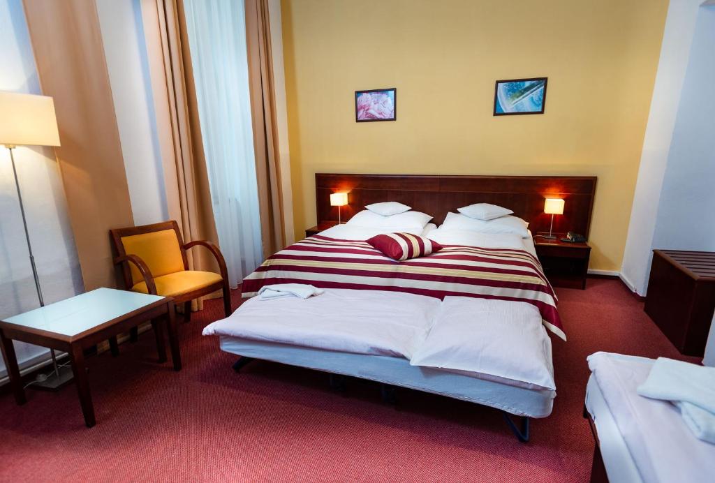 Четырехместный (Двухместный номер с двуспальной кроватью и 2 дополнительными кроватями) отеля Petr, Прага