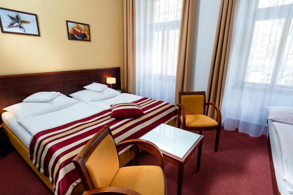 Трехместный (Двухместный номер с 1 кроватью + дополнительная кровать) отеля Petr, Прага