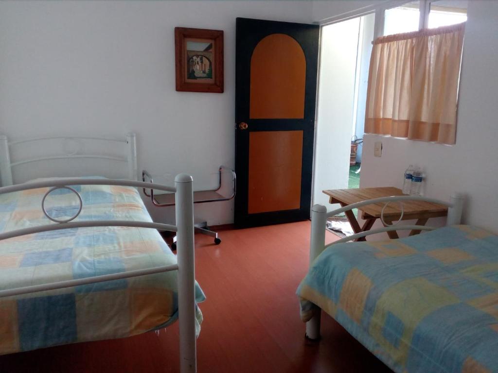 Двухместный (Двухместный номер с 2 отдельными кроватями и собственной ванной комнатой) гостевого дома Hostal Cuija Coyoacan, Мехико