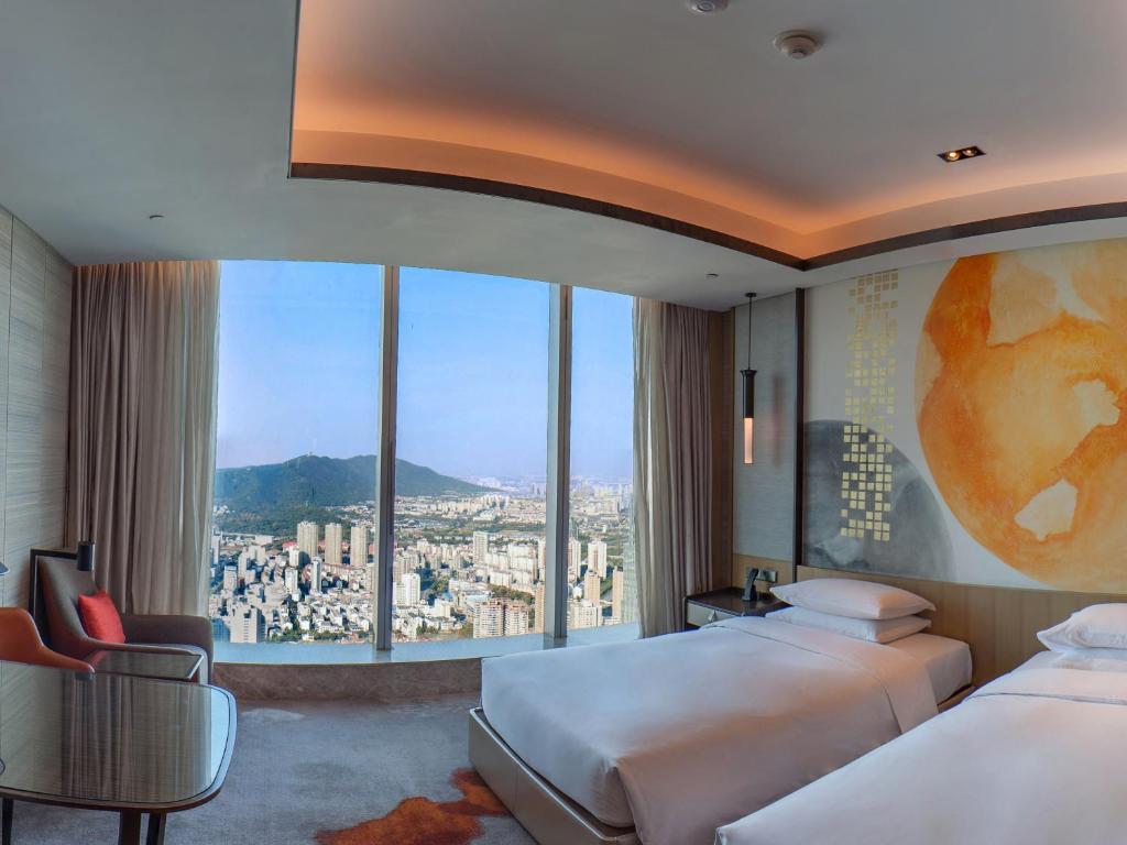 Двухместный (Двухместный номер с 2 отдельными кроватями и видом на горы) отеля Hyatt Regency Wuxi, Уси
