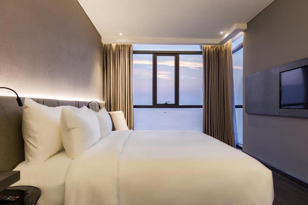 Двухместный (Двухместный номер Делюкс с 1 кроватью, расположенный рядом с океаном) отеля Stella Maris Beach Danang, Дананг