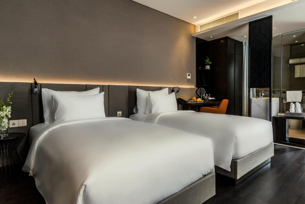 Двухместный (Улучшенный двухместный номер с 2 отдельными кроватями и окном) отеля Stella Maris Beach Danang, Дананг