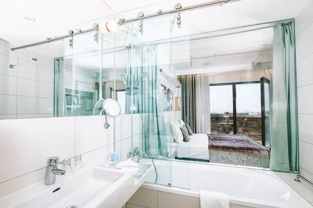Двухместный (Улучшенный двухместный номер с 1 кроватью или 2 отдельными кроватями, видом на море и балконом) отеля Hotel Luxe, Сплит