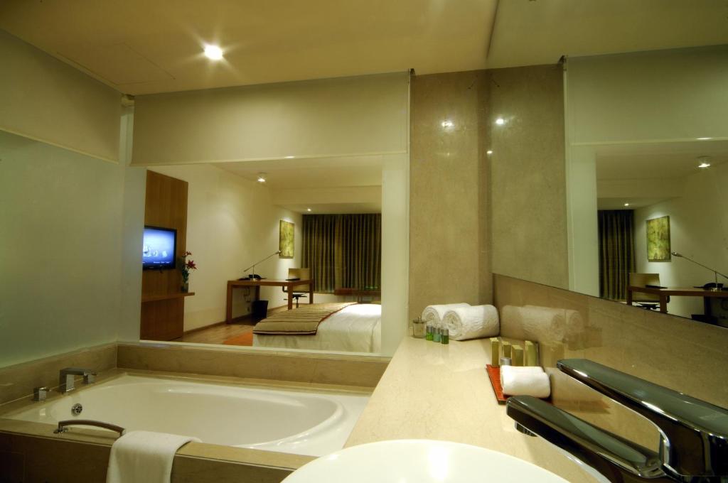 Двухместный (Улучшенный двухместный номер с 1 кроватью или 2 отдельными кроватями) отеля Radisson Blu Plaza Hotel Hyderabad Banjara Hills, Хайдарабад
