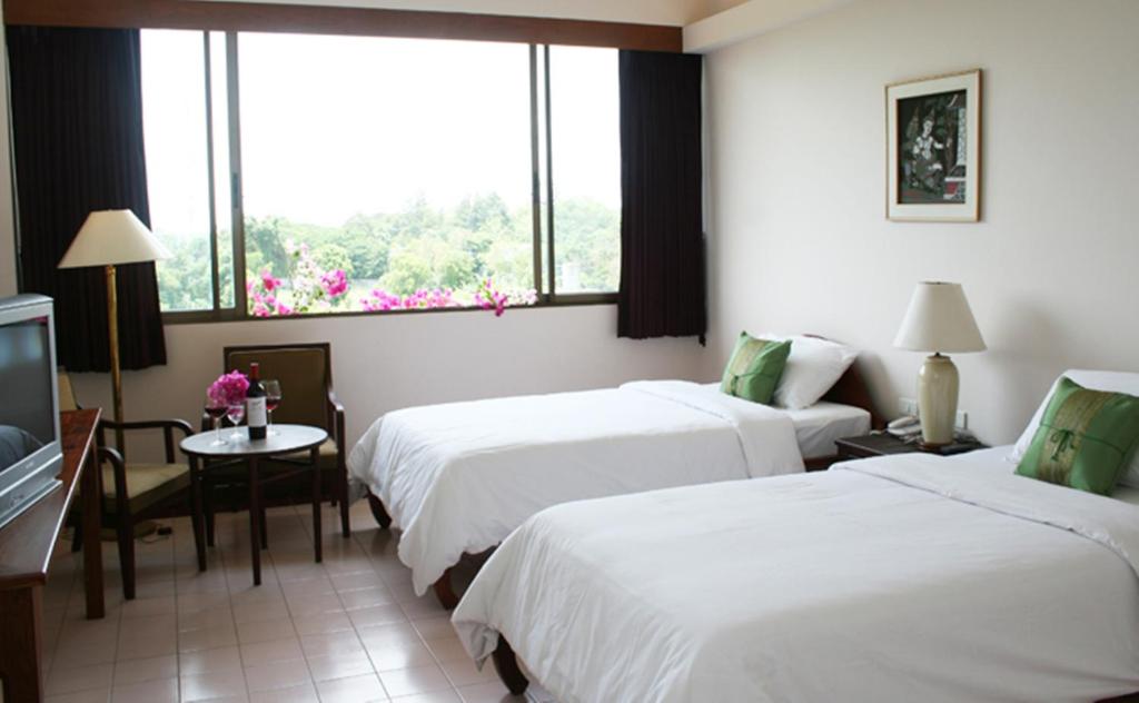 Двухместный (Улучшенный двухместный номер с 2 отдельными кроватями) отеля Mae Pim, Районг