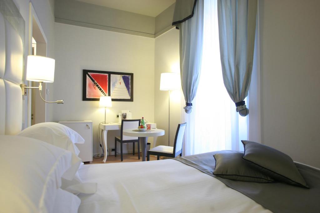 Двухместный (Номер Делюкс с 1 двуспальной кроватью) отеля Palazzo Caracciolo Napoli - MGallery by Sofitel, Неаполь