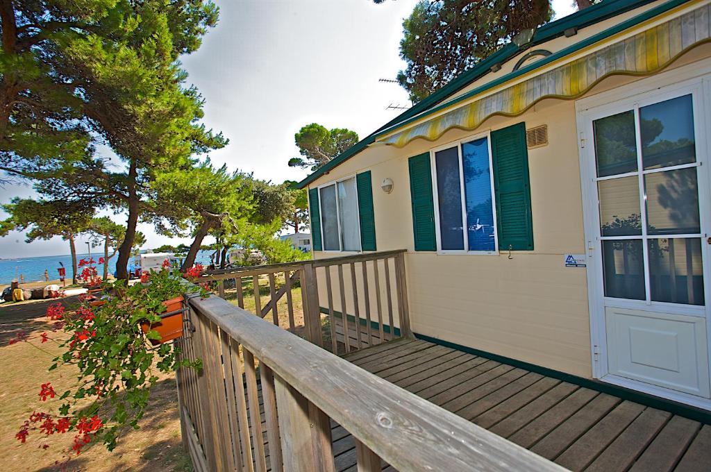 Семейный (Передвижной дом с 2 спальнями - На берегу моря) парк-отеля Camping Arena Medulin, Медулин