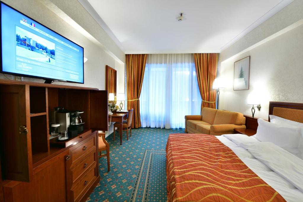 Двухместный (Улучшенный двухместный номер с 1 кроватью) отеля Lux Garden Hotel, Азуга