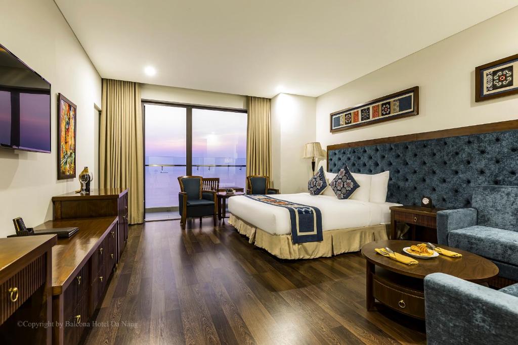 Двухместный (Представительский двухместный номер «Премьер» с 1 кроватью, балконом и видом на море) отеля Balcona Hotel Da Nang, Дананг