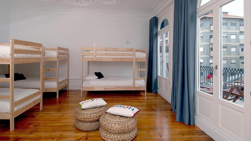 Номер (Кровать в 8-местном общем номере с балконом) хостела So Cool Hostel Porto, Порту