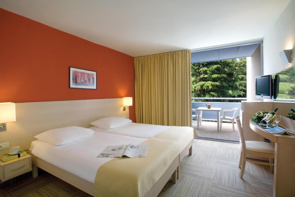 Двухместный (Улучшенный двухместный номер с 1 кроватью или 2 отдельными кроватями и балконом) отеля Valamar Crystal Hotel, Пореч