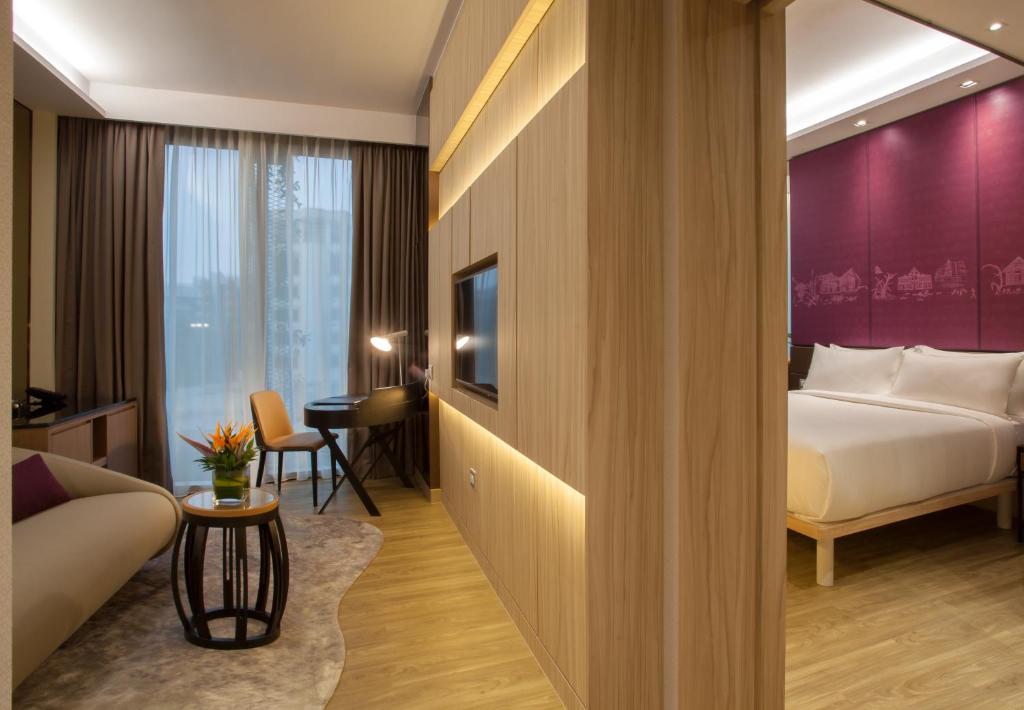 Сьюит (Привилегированный люкс с кроватью размера «king-size») отеля Mercure Singapore On Stevens, Сингапур (город)