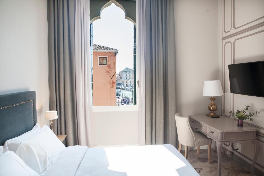 Двухместный (Двухместный номер с 1 кроватью и собственной ванной комнатой вне номера) отеля Palazzetto Foscari, Венеция