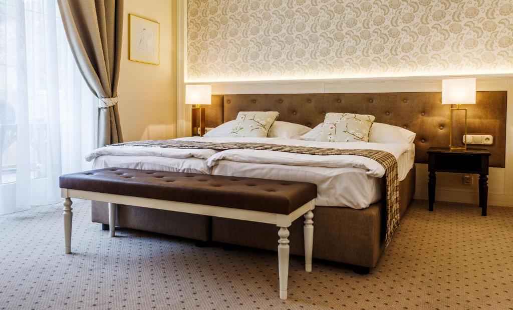 Двухместный (Улучшенный двухместный номер с 1 кроватью) отеля Villa Medici Hotel & Restaurant, Веспрем