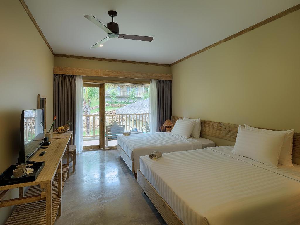 Четырехместный (Семейный номер Делюкс с видом на сад) курортного отеля Lahana Resort Phu Quoc & Spa, Дуонг-Донг