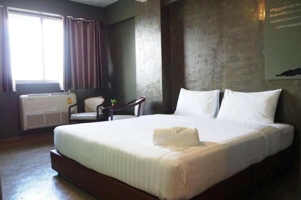 Двухместный (Номер Делюкс с кроватью размера «king-size») отеля Happyland Mansion, Бангкок