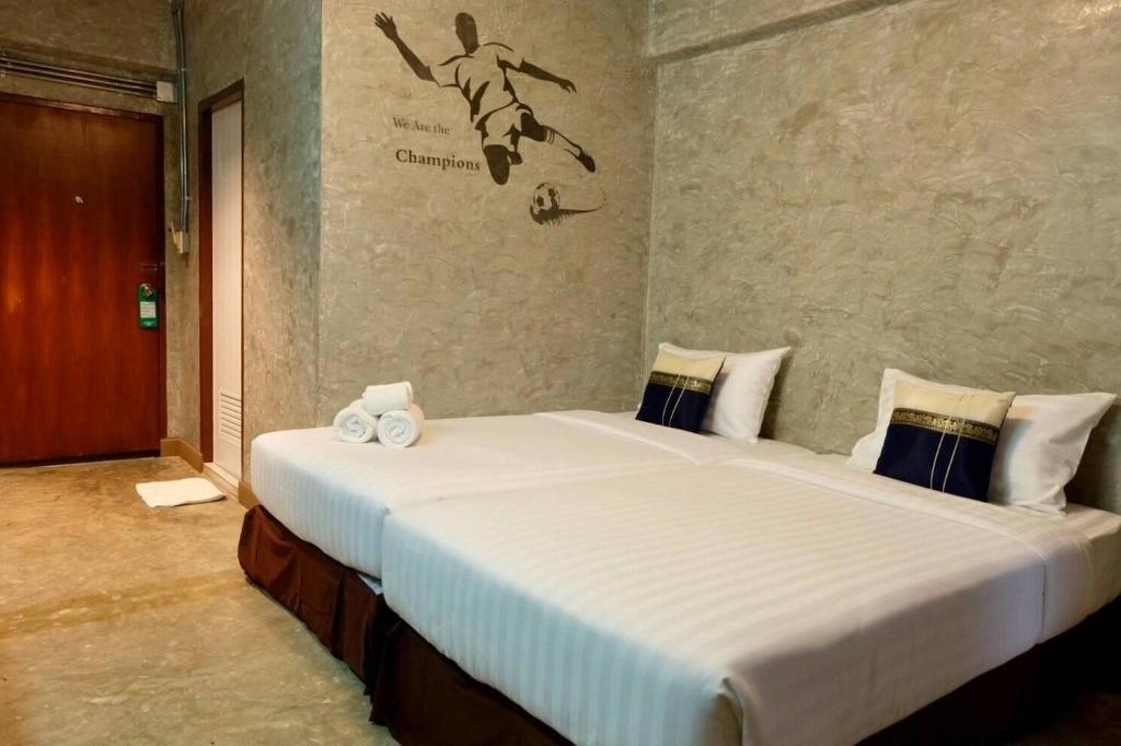Двухместный (Двухместный номер Делюкс с 2 отдельными кроватями) отеля Happyland Mansion, Бангкок