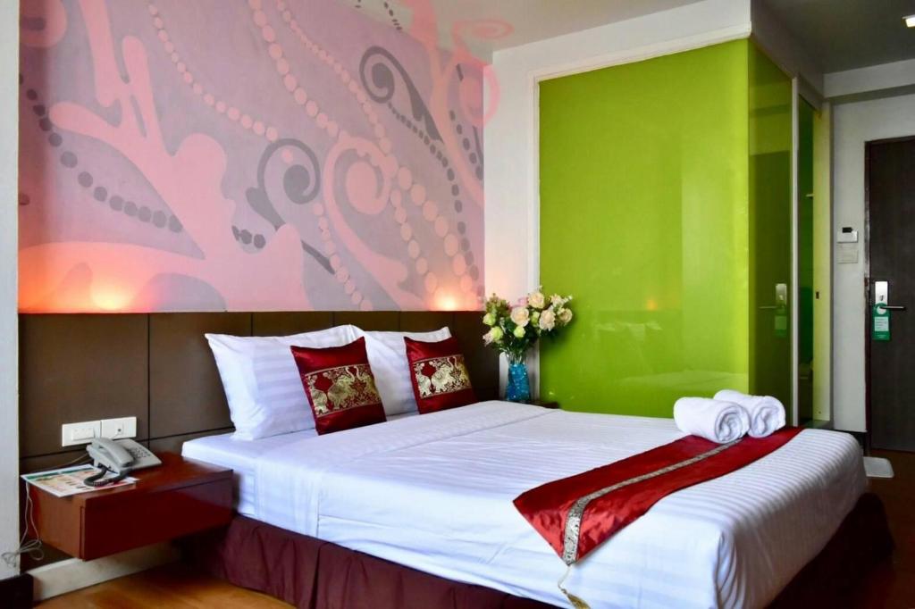 Двухместный (Улучшенный номер с кроватью размера «king-size») отеля Happyland Mansion, Бангкок
