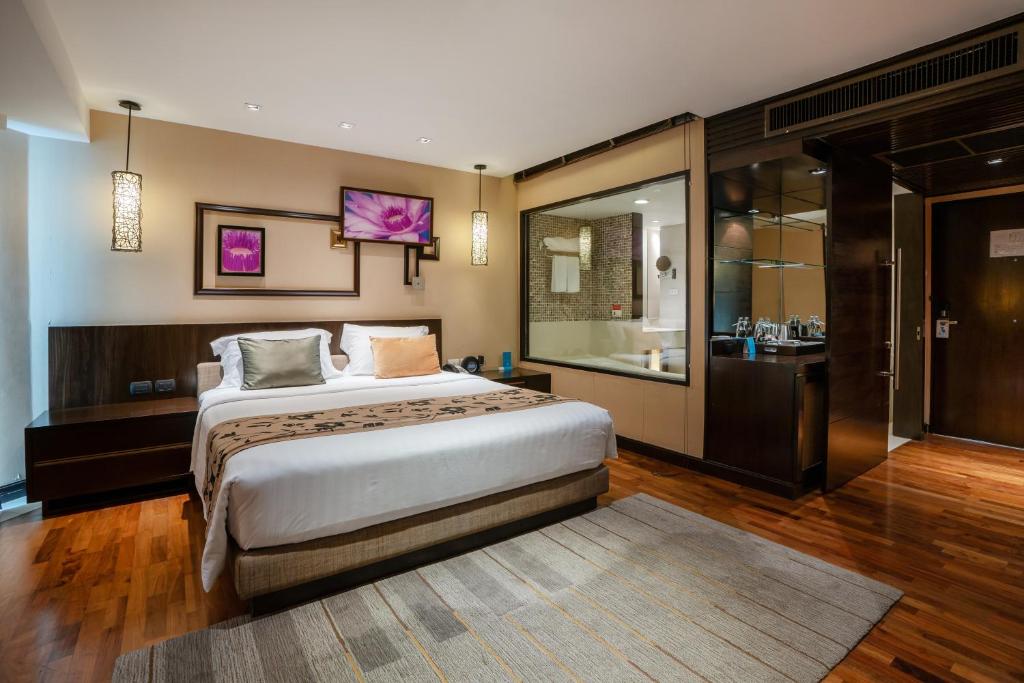 Двухместный (Двухместный номер Делюкс с 1 кроватью или 2 отдельными кроватями рядом с пляжем, вид на море) отеля A-One Pattaya Beach Resort, Паттайя
