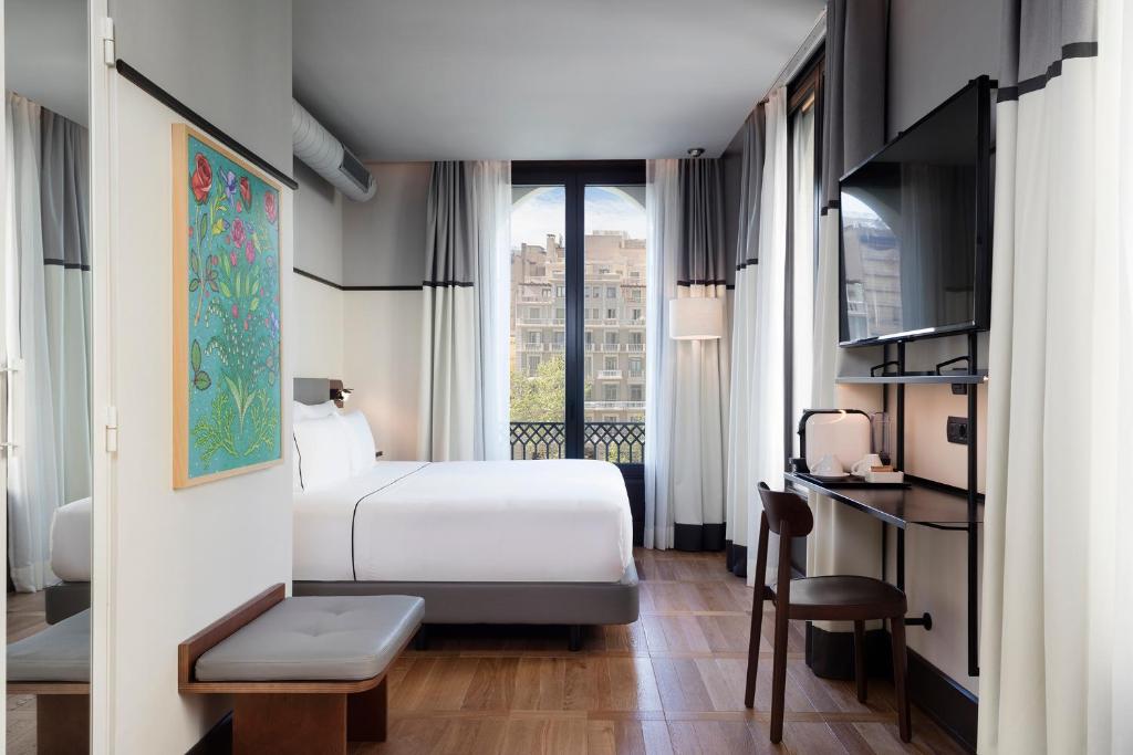 Двухместный (Улучшенный двухместный номер с 1 кроватью или 2 отдельными кроватями, вид на город) отеля Praktik Èssens, Барселона