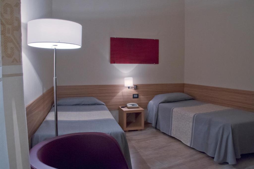 Двухместный (Улучшенный двухместный номер с 1 кроватью или 2 отдельными кроватями) отеля Hotel Italia, Кальяри