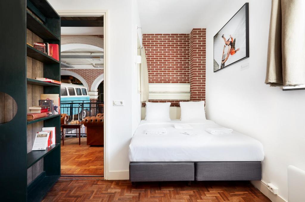 Двухместный (Номер Secret Bookcase XL) отеля Hotel Not Hotel, Амстердам