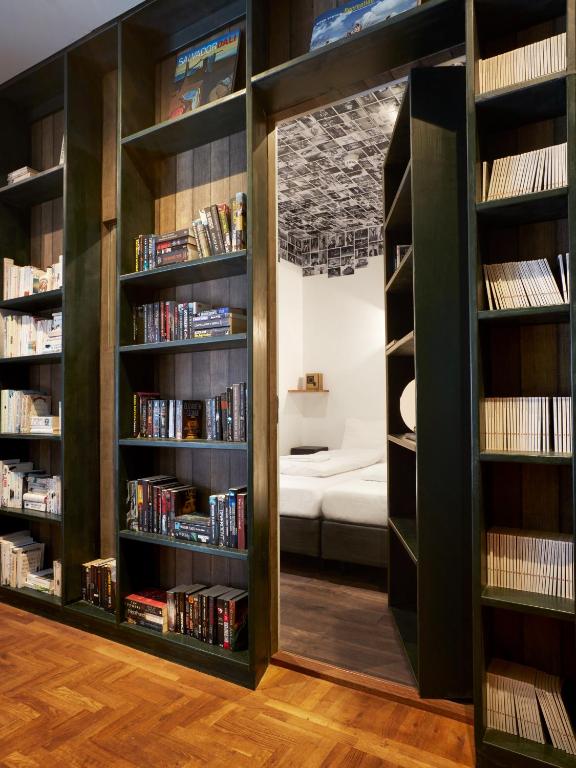 Двухместный (Номер Secret Bookcase M (общая ванная комната)), Hotel Not Hotel