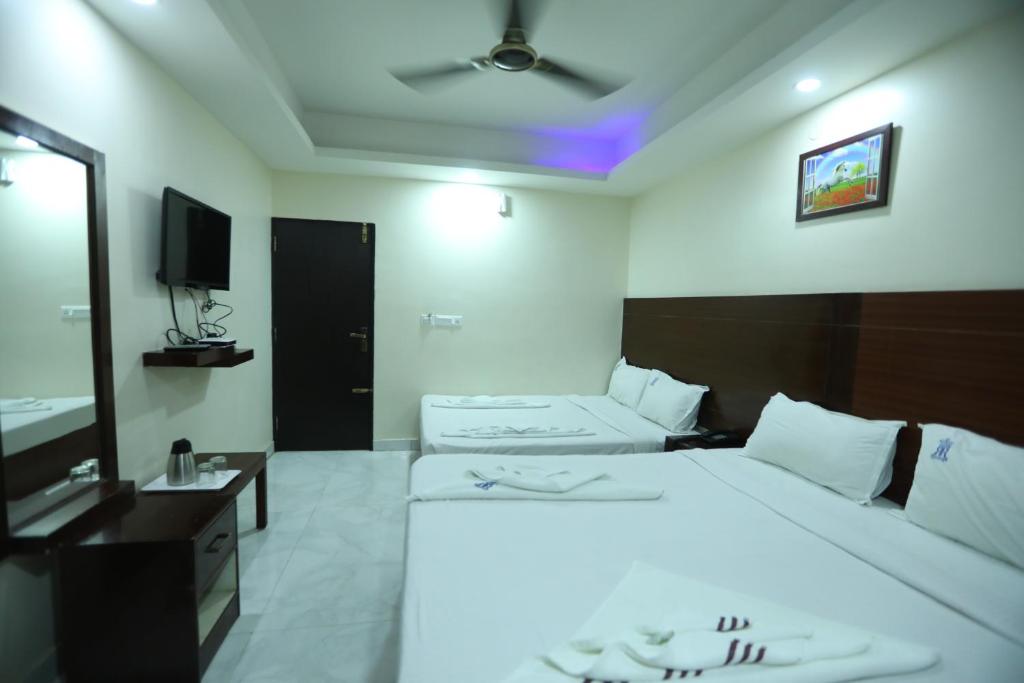 Четырехместный (King Room with Two King Beds (A/C)) отеля Hotel R R International, Бангалор