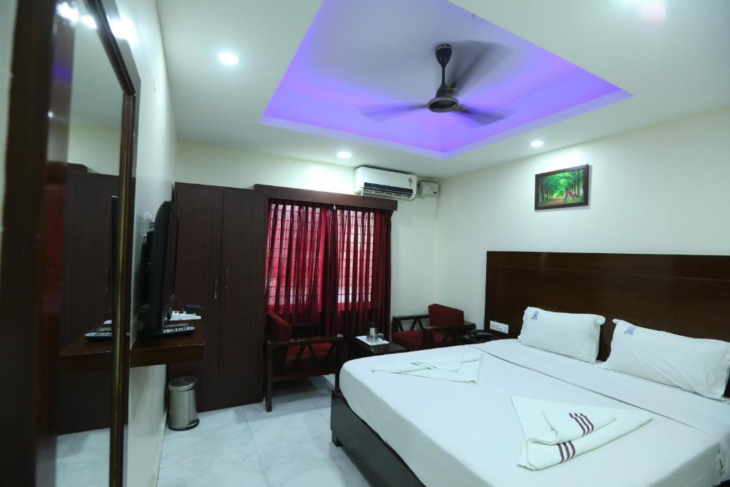 Двухместный (Deluxe Double Room (Non-A/C)) отеля Hotel R R International, Бангалор