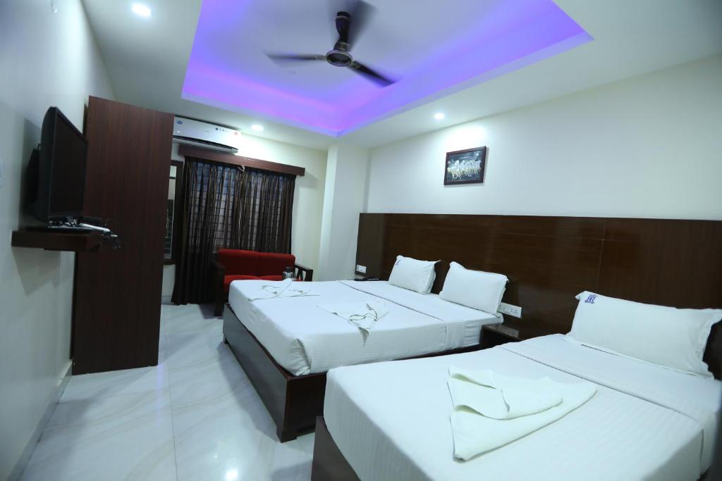 Трехместный (Executive Triple Room (A/C)) отеля Hotel R R International, Бангалор