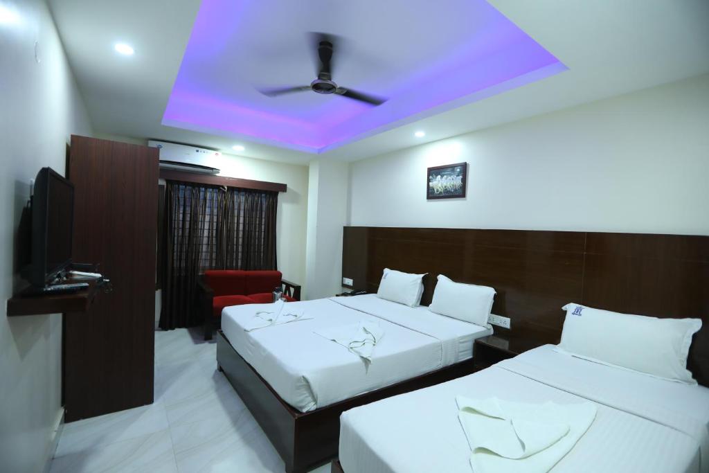 Трехместный (Superior Triple Room (Non-A/C)) отеля Hotel R R International, Бангалор
