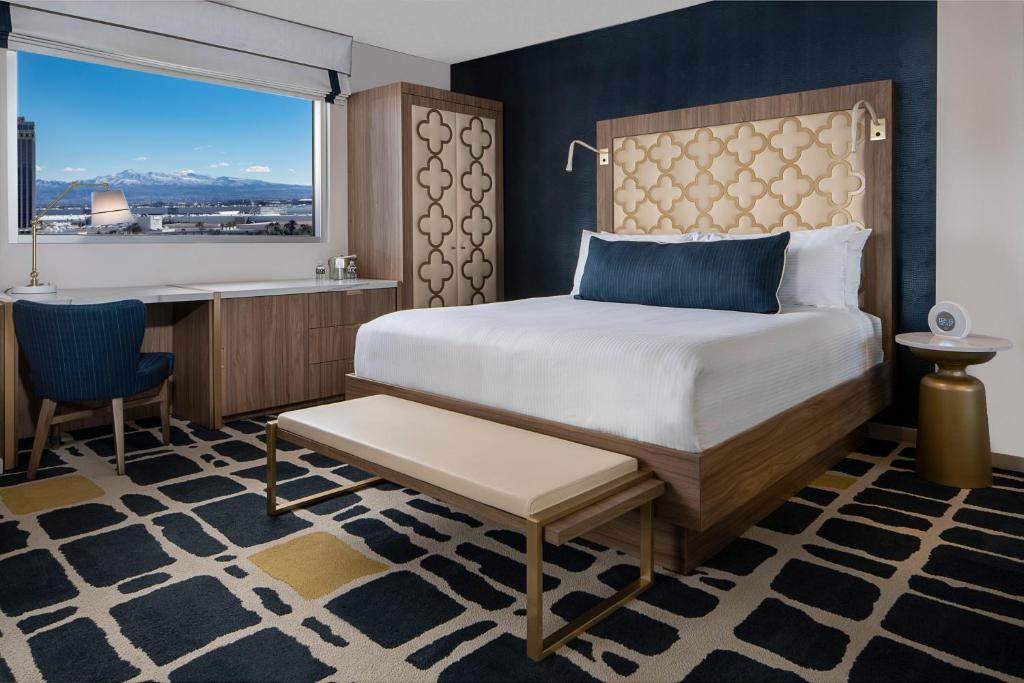 Двухместный (Номер Blanca с кроватью размера «king-size») курортного отеля SAHARA Las Vegas, Лас-Вегас