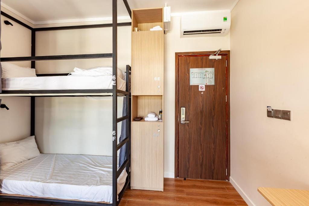 Номер (Спальное место на двухъярусной кровати в общем номере для женщин) отеля An Phu Hotel, Дуонг-Донг