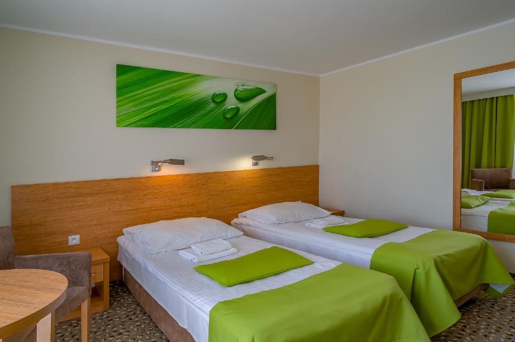 Двухместный (Двухместный номер с 2 отдельными кроватями и дополнительной кроватью) отеля Hotel Jawor, Кошалин