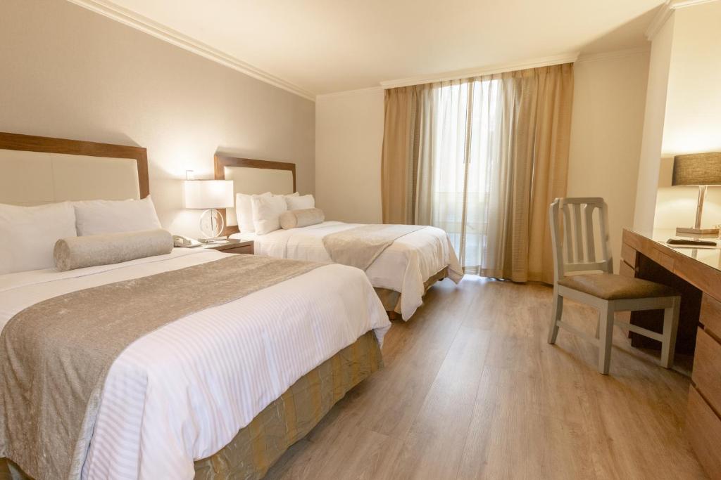 Сьюит (Люкс с 1 спальней, 2 двуспальными кроватями и диваном-кроватью) отеля Antaris Cintermex, Монтеррей