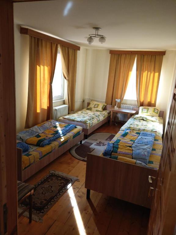 Номер (Кровать в общем номере с 4 кроватями) хостела Lary Hostel, Сучава