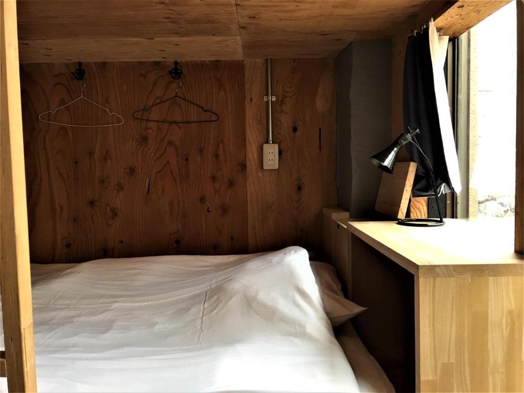 Номер (Кровать в общем 4-местном номере для мужчин и женщин) хостела Hostel bedgasm, Токио