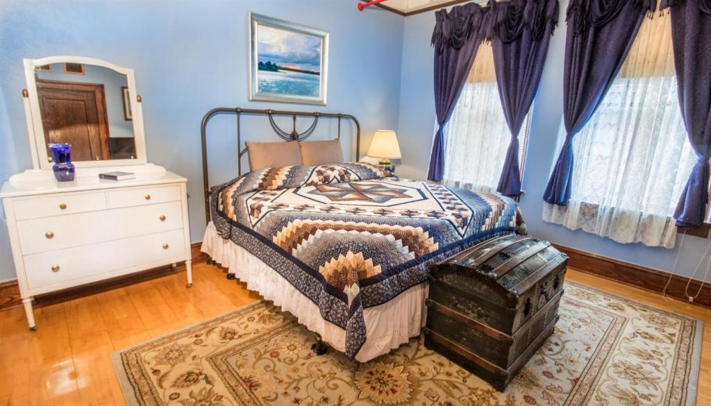 Семейный (Улучшенный семейный номер), The Edgewater Hotel