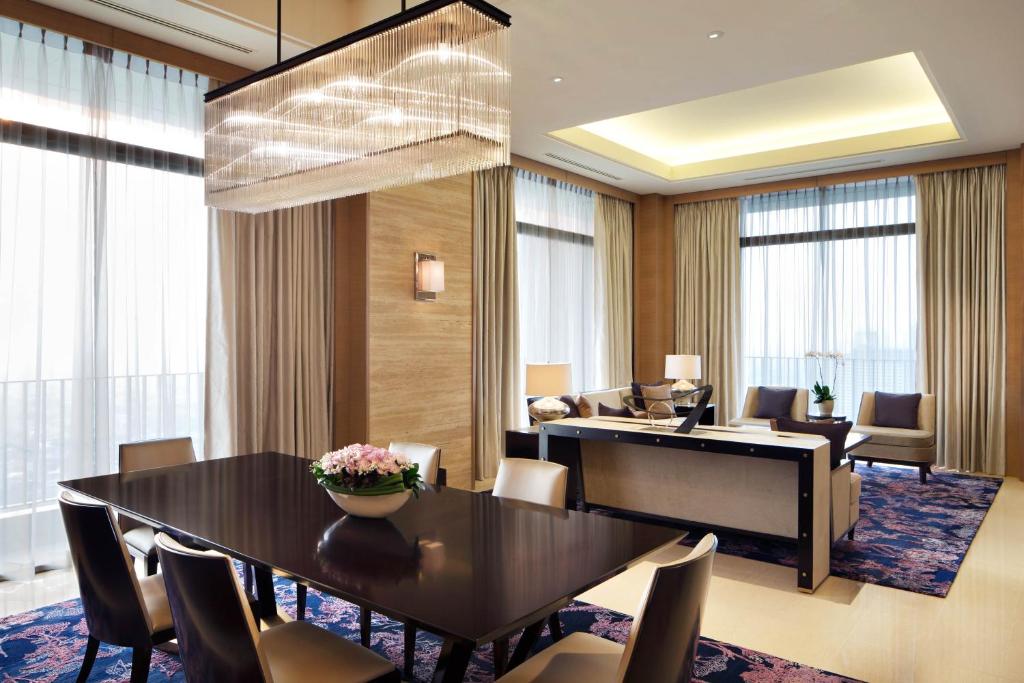 Сьюит (Fairmont Gold One-Bedroom Signature Suite), Fairmont Jakarta