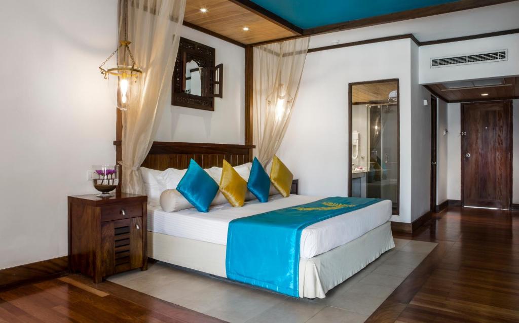 Трехместный (Трехместный номер Делюкс с видом на море) курортного отеля Royal Palms Beach Hotel, Калутара