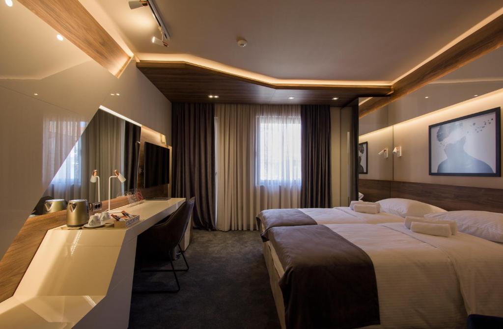 Двухместный (Двухместный номер Делюкс с 1 кроватью или 2 отдельными кроватями и балконом) отеля Garni Hotel Boutique 25h, Ниш