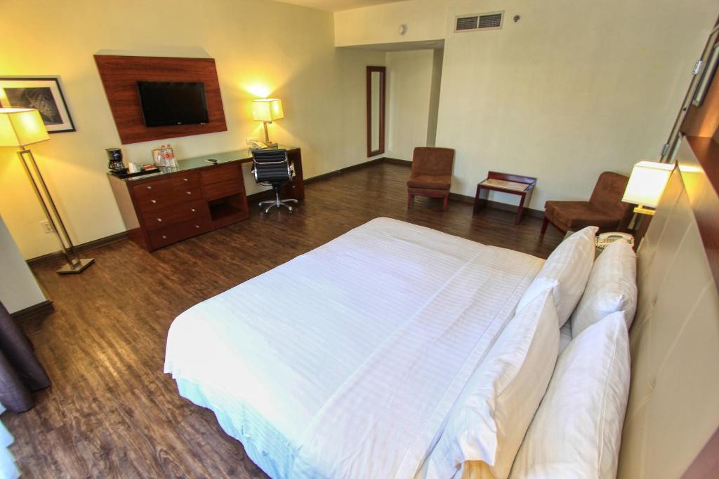Двухместный (Номер с кроватью размера «king-size» - Ванна подходит для гостей с ограниченными физическими возможностями - Для некурящих) отеля Holiday Inn Leon, Леон (Штат Гуанахуато)