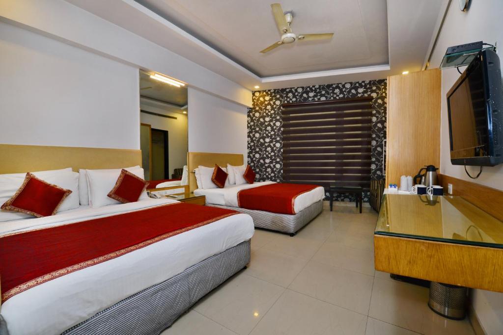 Семейный (Семейный люкс с трансфером из аэропорта) отеля Hotel Krishna, Нью-Дели